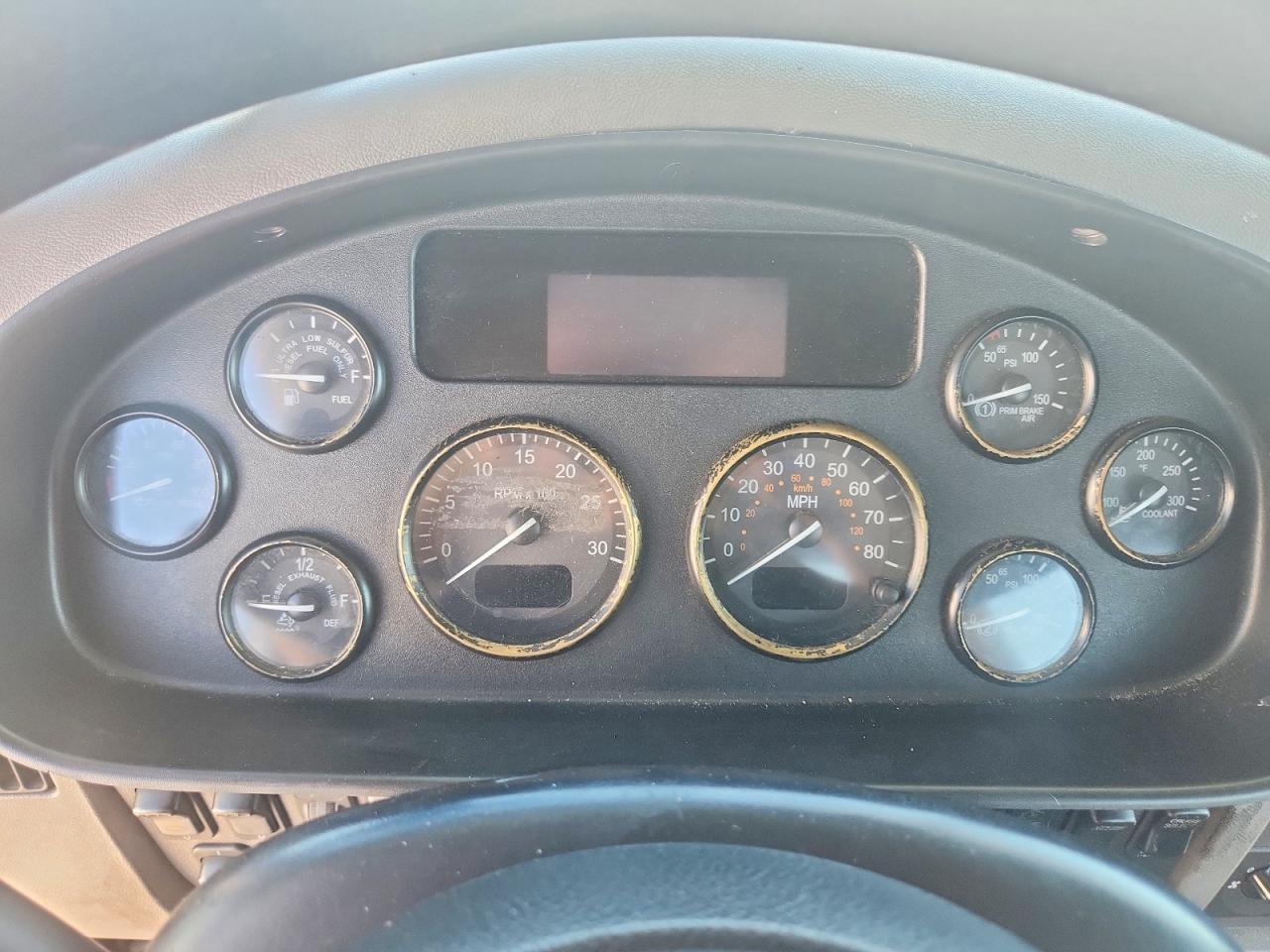 2017 Peterbilt 348 Semi Truck
