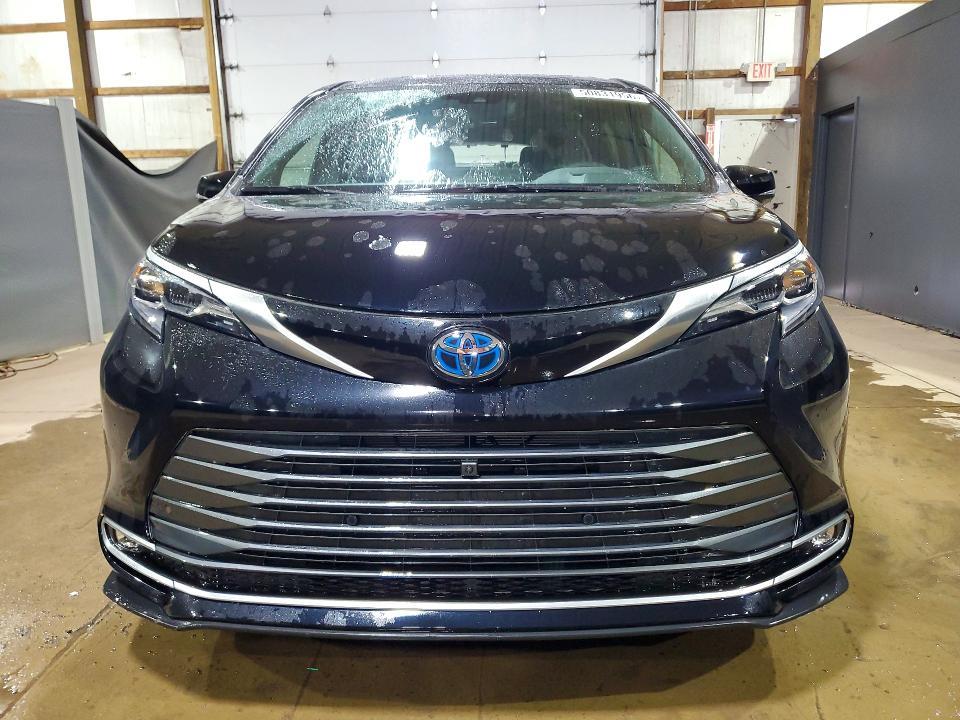 2025 Toyota Sienna Platinum 7-passenger