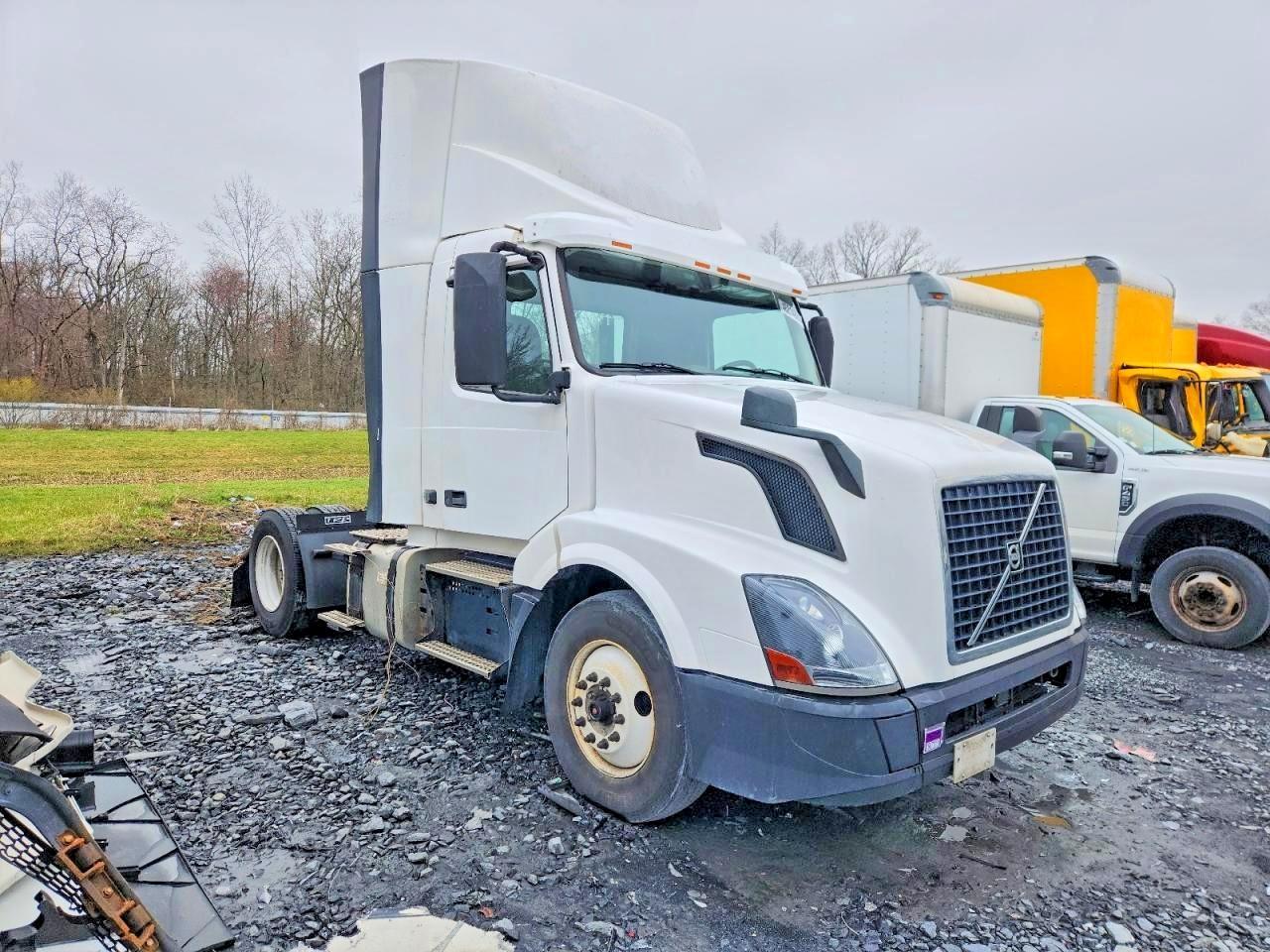 2018 Volvo VNL Semi Truck