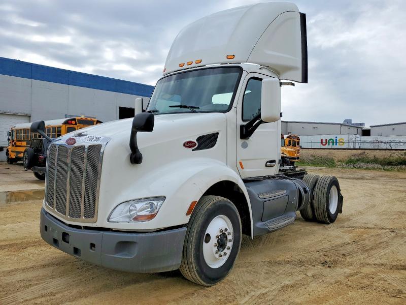 2017 Peterbilt 579 Semi Truck