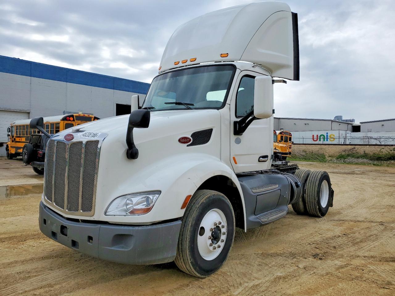 2017 Peterbilt 579 Semi Truck