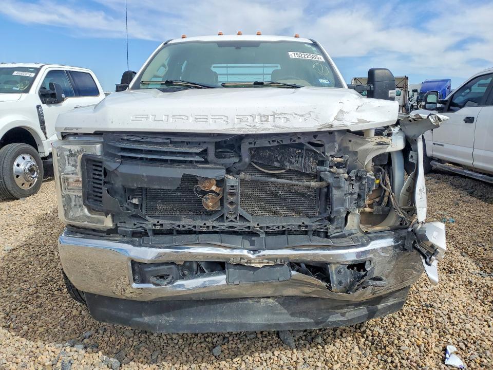 2018 Ford F350 Super Duty Flatbed Truck
