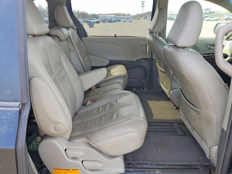 2013 Toyota Sienna xle 8-passenger