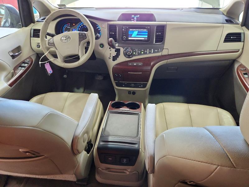 2013 Toyota Sienna xle 8-passenger