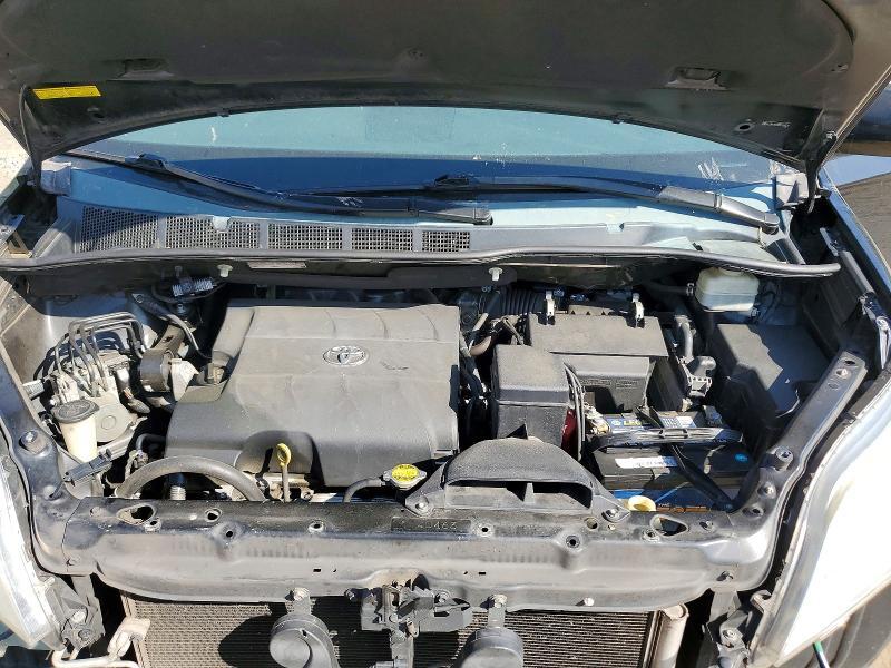 2013 Toyota Sienna le 8-passenger