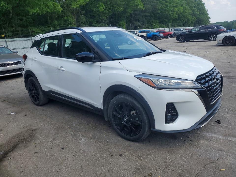 2022 Nissan Kicks sr