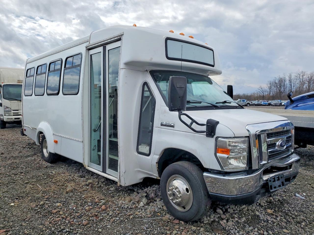 2017 Ford Econoline E350 Super Duty Cutaway Van