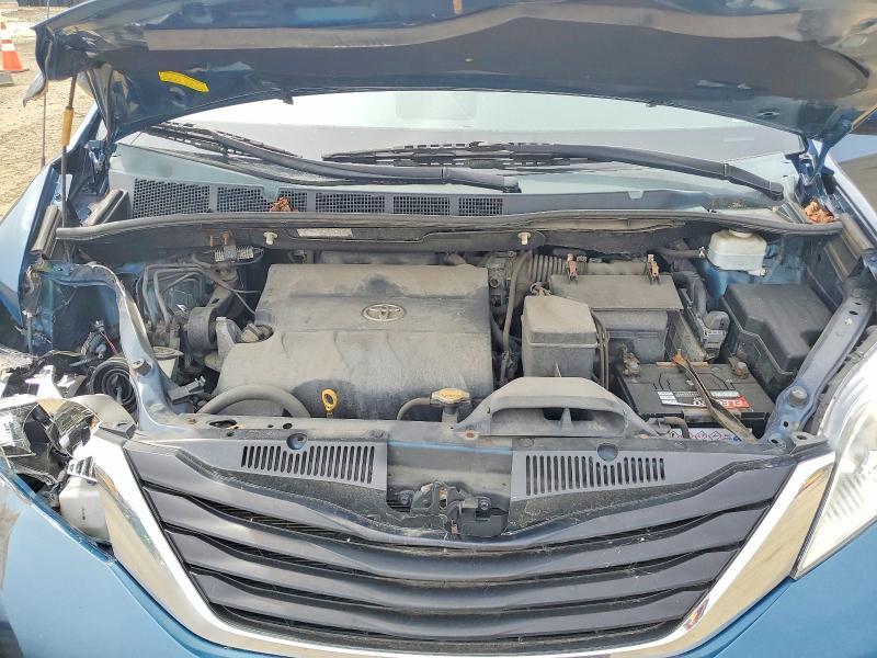 2012 Toyota Sienna le 8-passenger