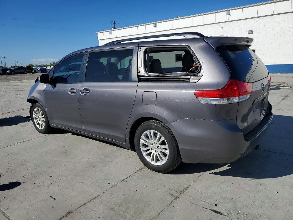 2014 Toyota Sienna xle 8-passenger