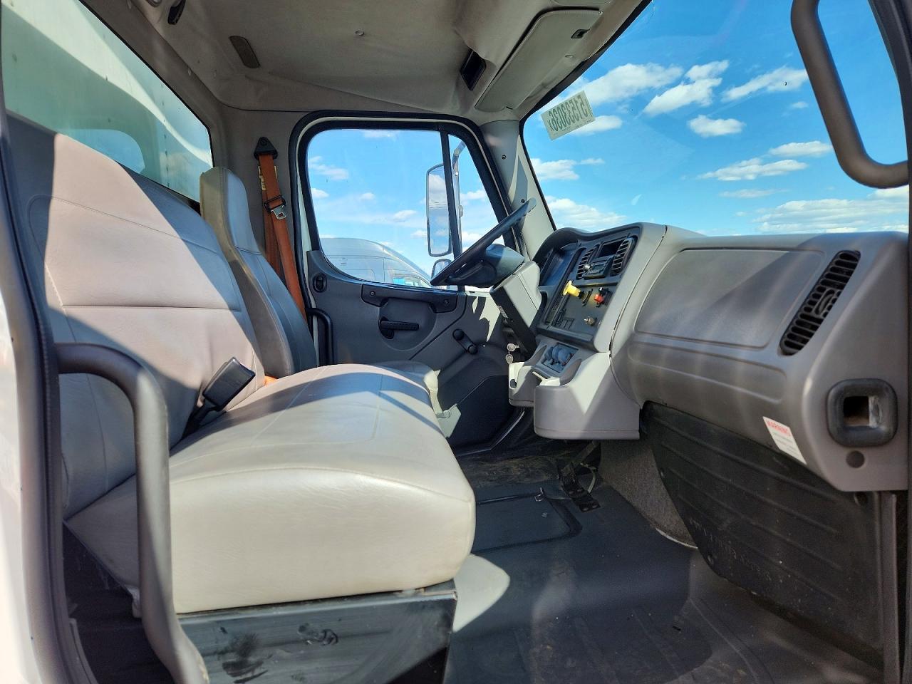 2007 Freigliner 2007 Freightliner Business Class M2 BOX Truck