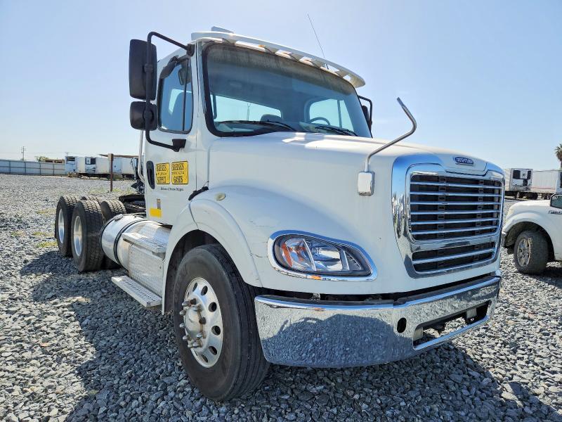 2015 Freightliner Business Class M2 Semi Truck
