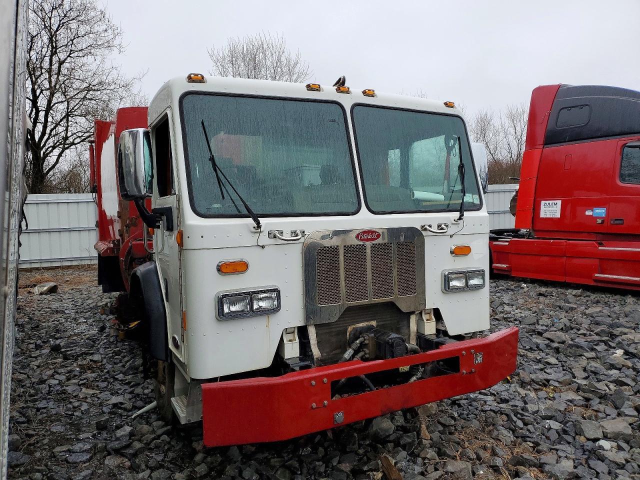 2016 Peterbilt 320 Refuse Truck