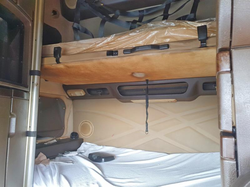 2015 Volvo VNL Semi Truck