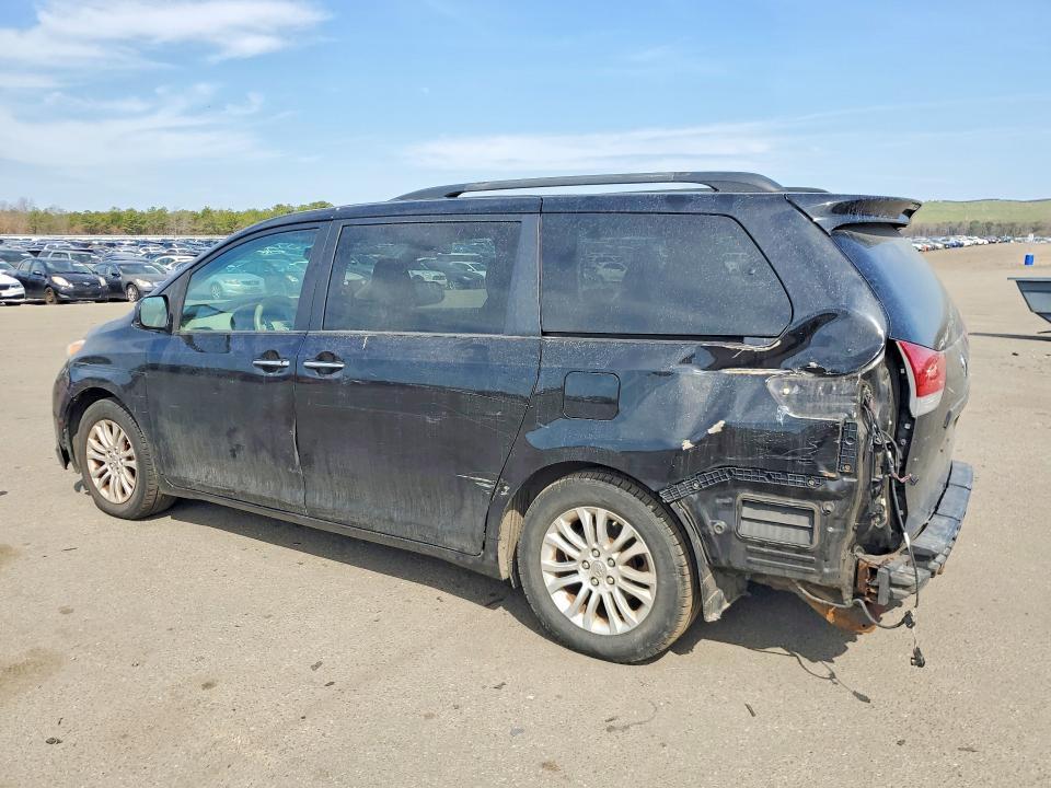 2013 Toyota Sienna xle 8-passenger