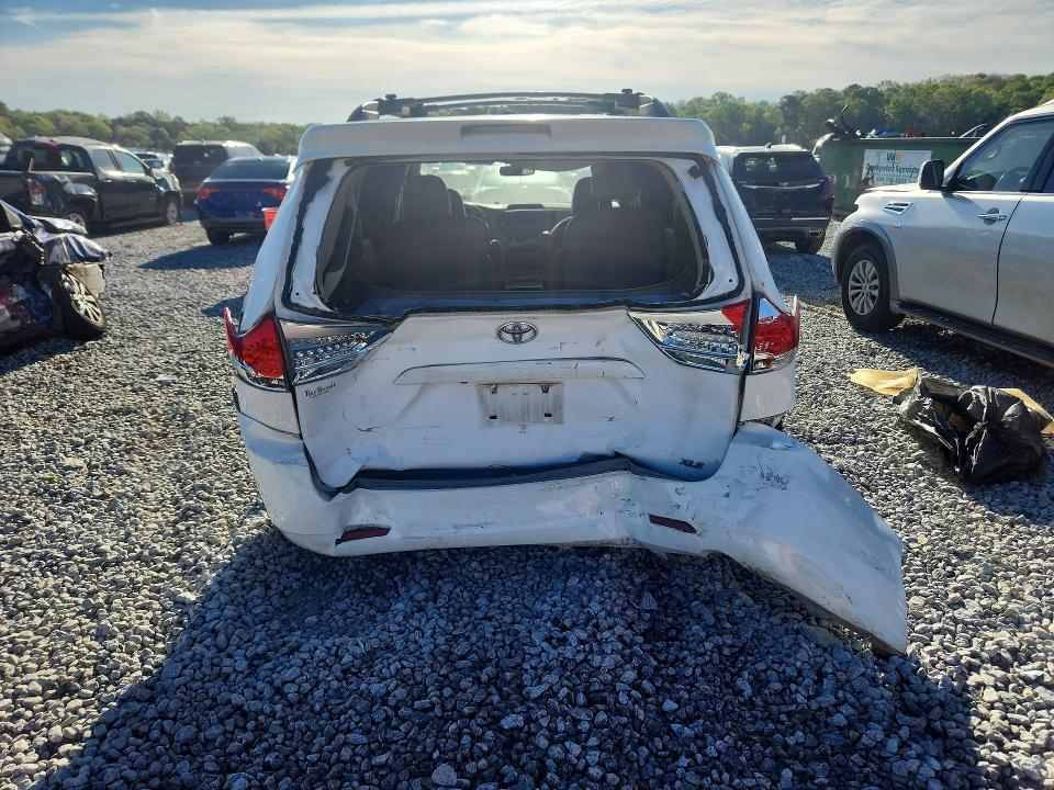 2011 Toyota Sienna xle 8-passenger