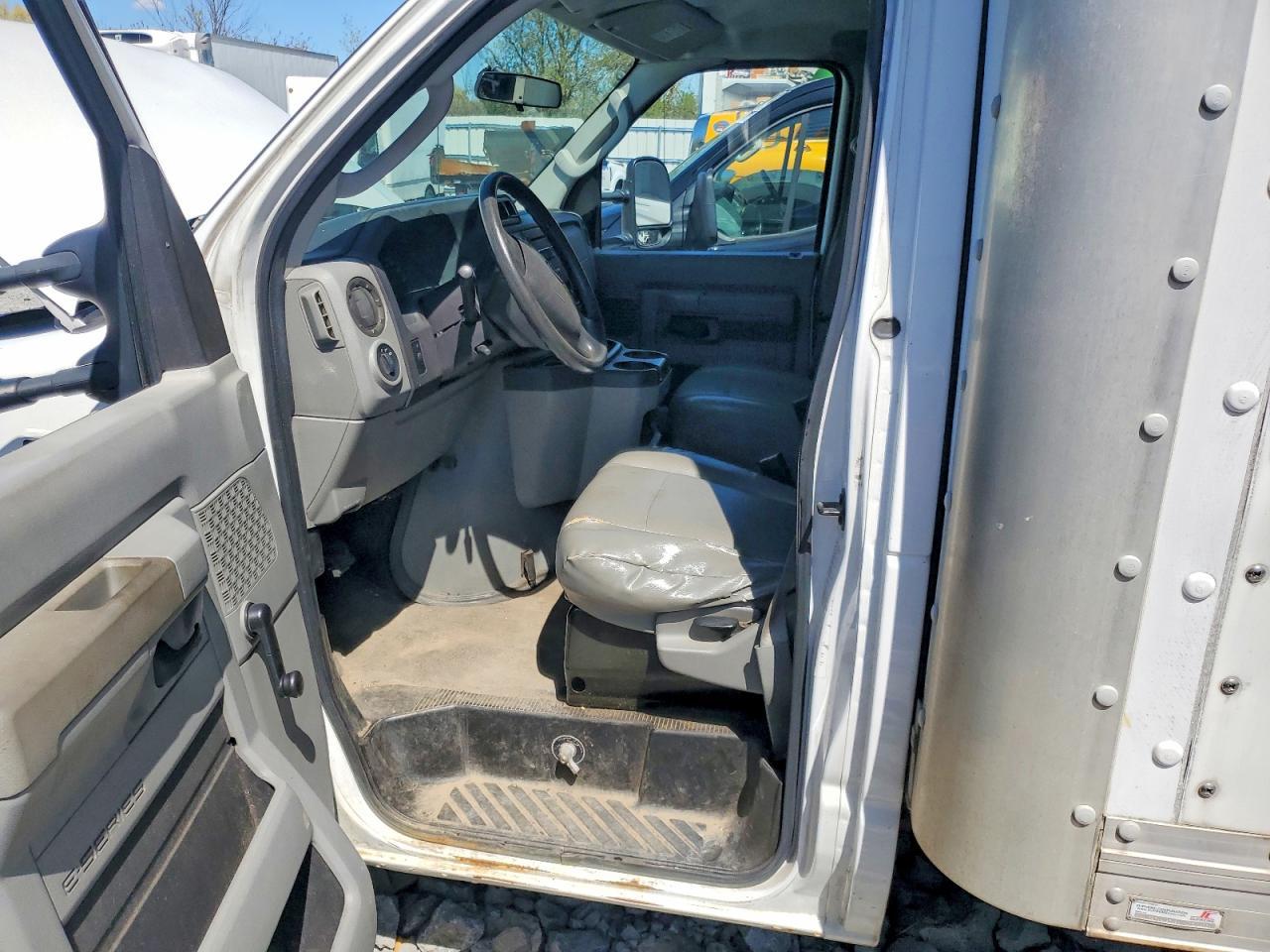 2010 Ford Econoline E350 Super Duty Cutaway Van