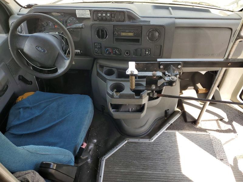 2015 Ford Econoline E450 Super Duty Cutaway Van