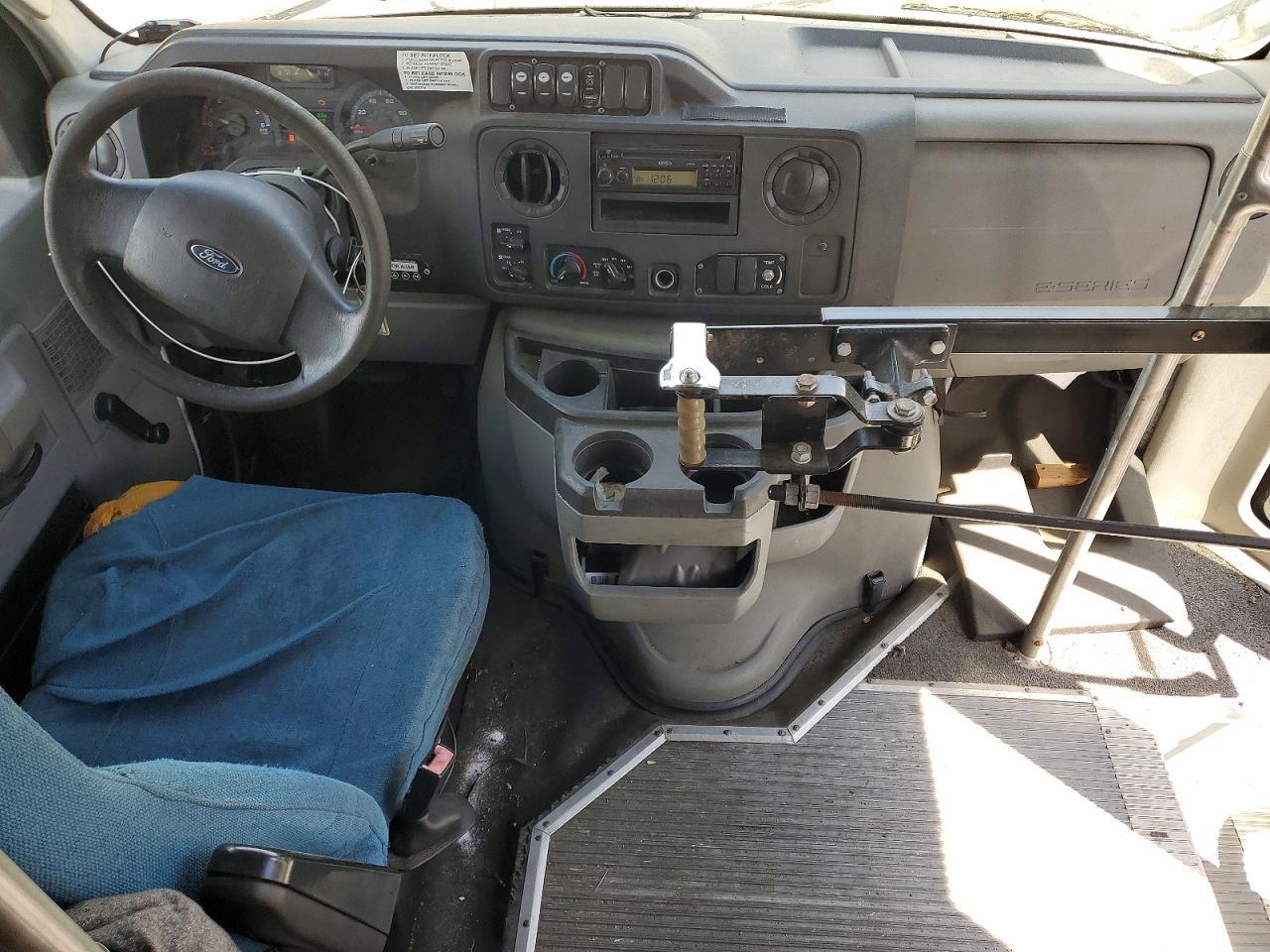 2015 Ford Econoline E450 Super Duty Cutaway Van