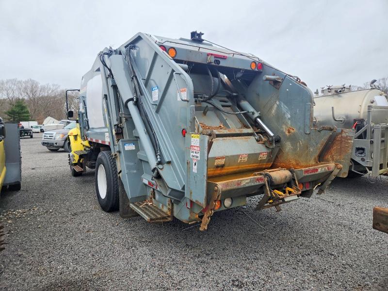 2005 International 4400 Refuse Truck