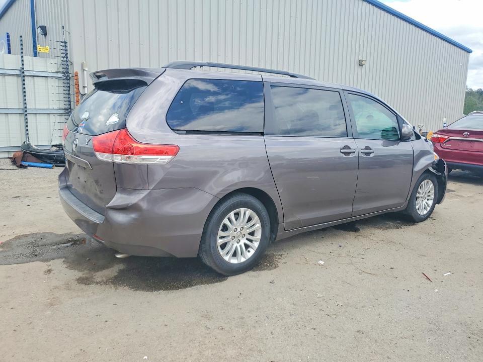 2013 Toyota Sienna xle 8-passenger