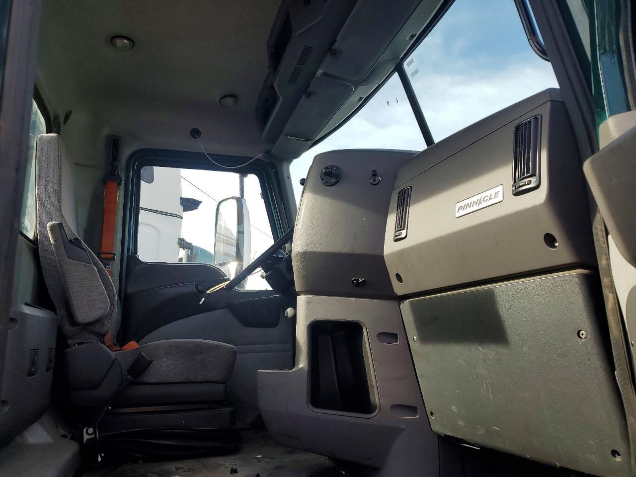 2017 Mack CXU612 Semi Truck