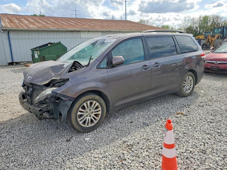 2013 Toyota Sienna xle 8-passenger