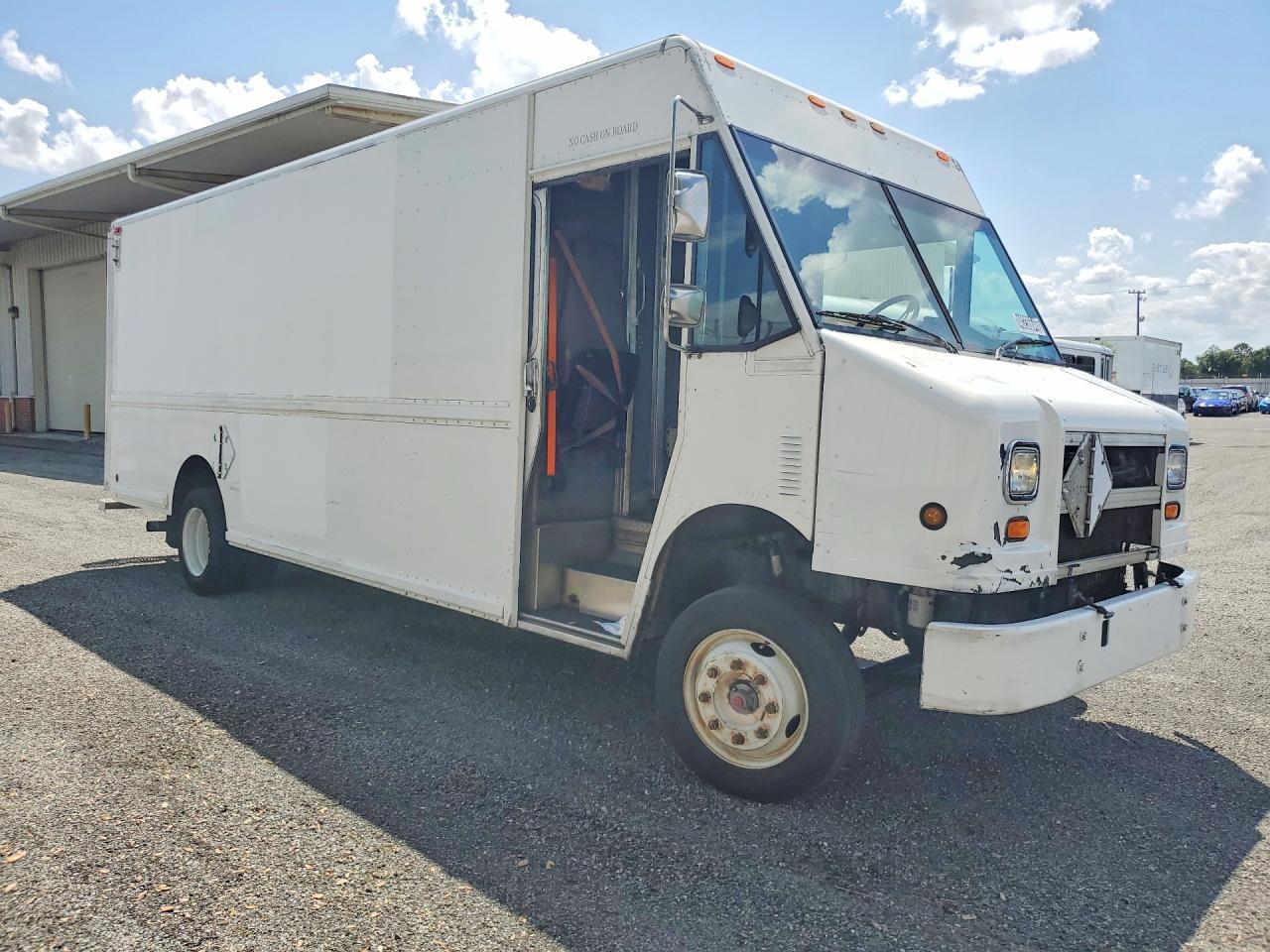 2000 Freightliner MT45 Chassis Delivery Truck