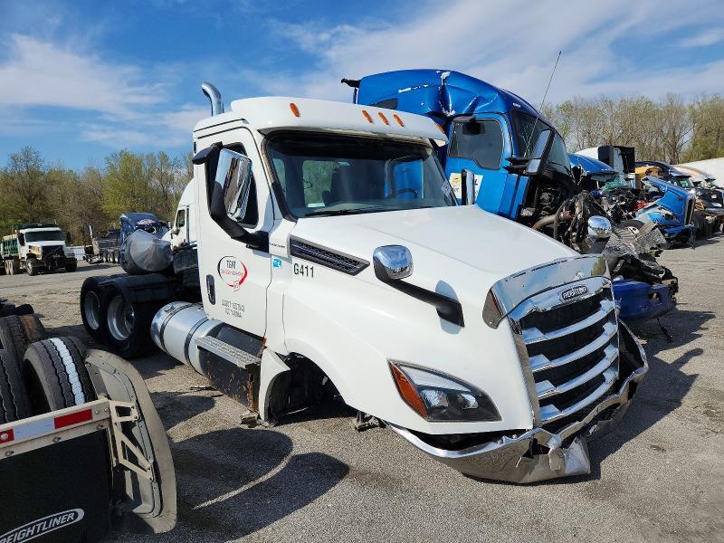 2021 Freigliner 2021 Freightliner Cascadia 113 Semi Truck