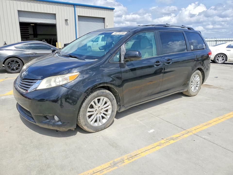 2012 Toyota Sienna xle 8-passenger