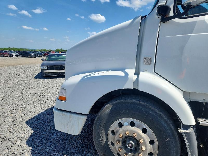 2012 Volv O VNM Semi Truck