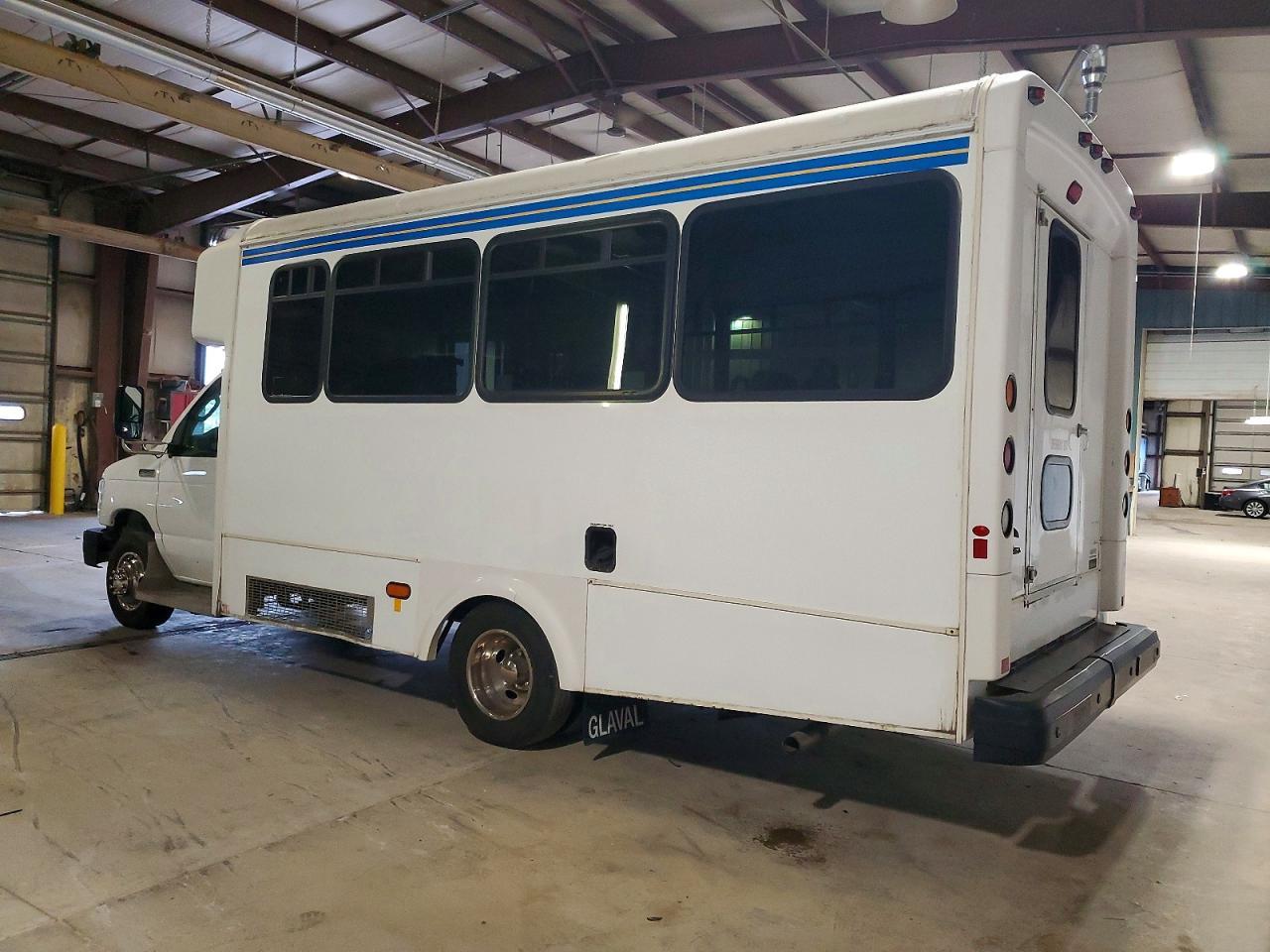 2017 Ford Econoline E450 Super Duty Cutaway Van