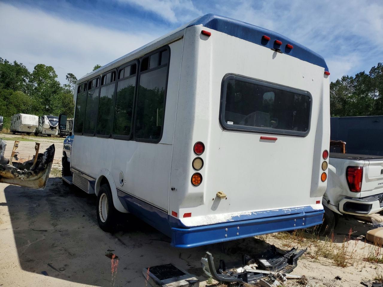 2015 Ford Econoline E450 Super Duty Cutaway Van