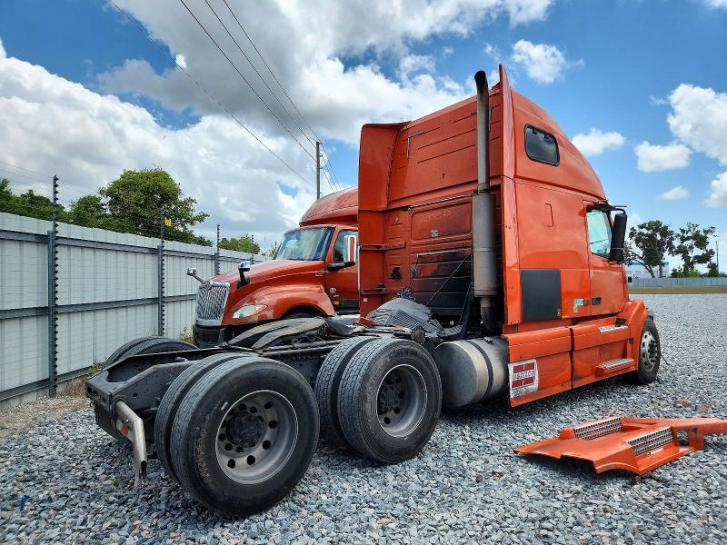 2007 Volvo VNL Semi Truck