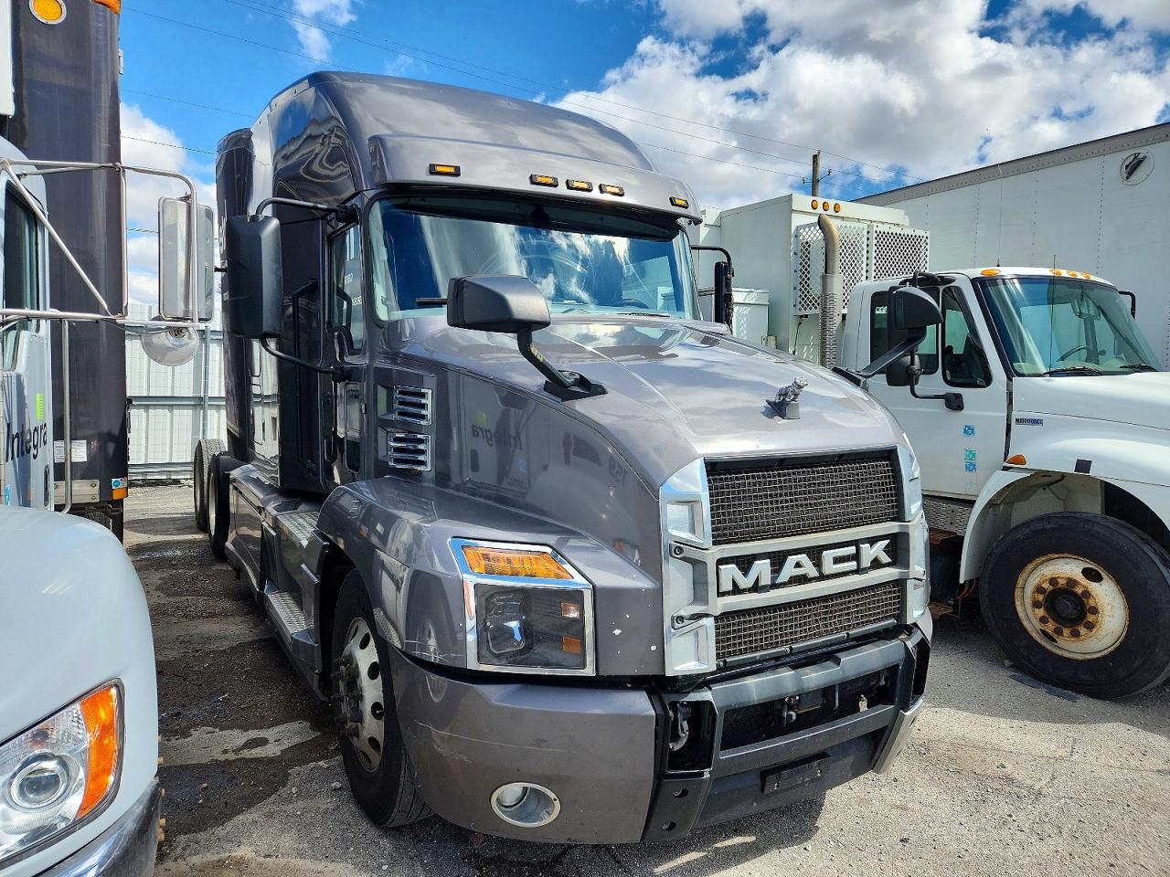 2018 Mack Anthem Semi Truck