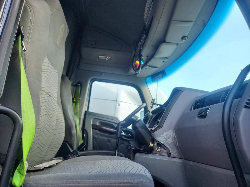 2014 Kenworth T680 Semi Truck