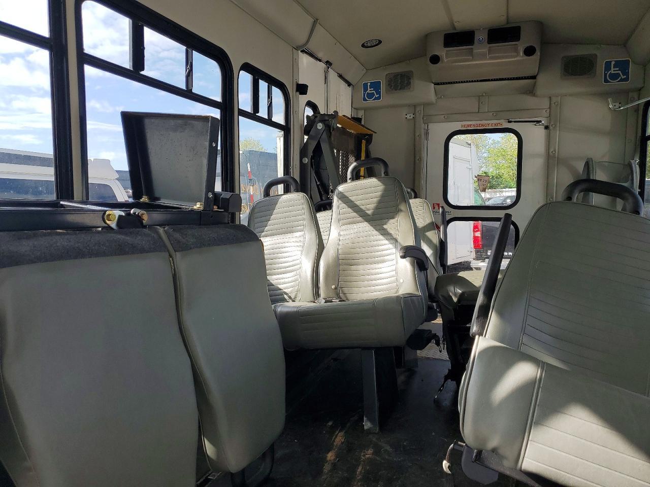 2016 Ford Econoline E350 Super Duty Cutaway Van