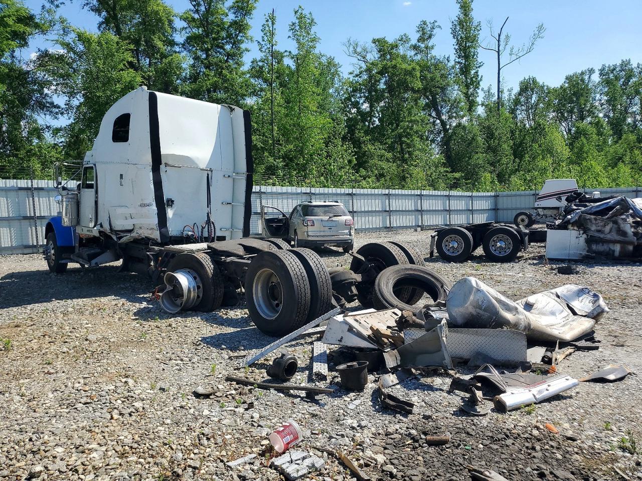 2005 Freightliner FLD132 Semi Truck