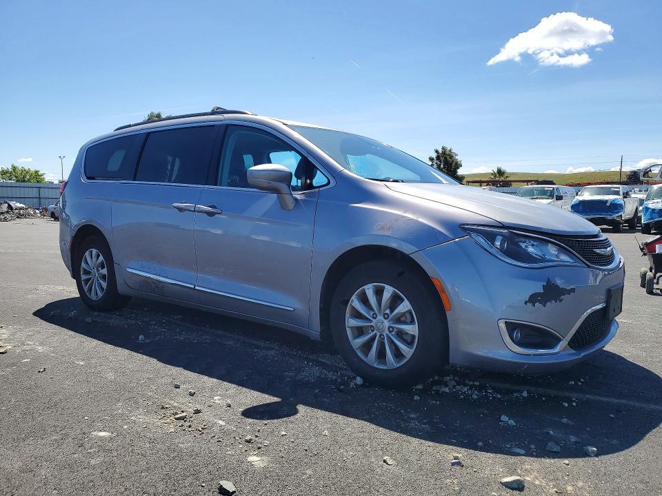 2017 Chrysler Pacifica Touring l