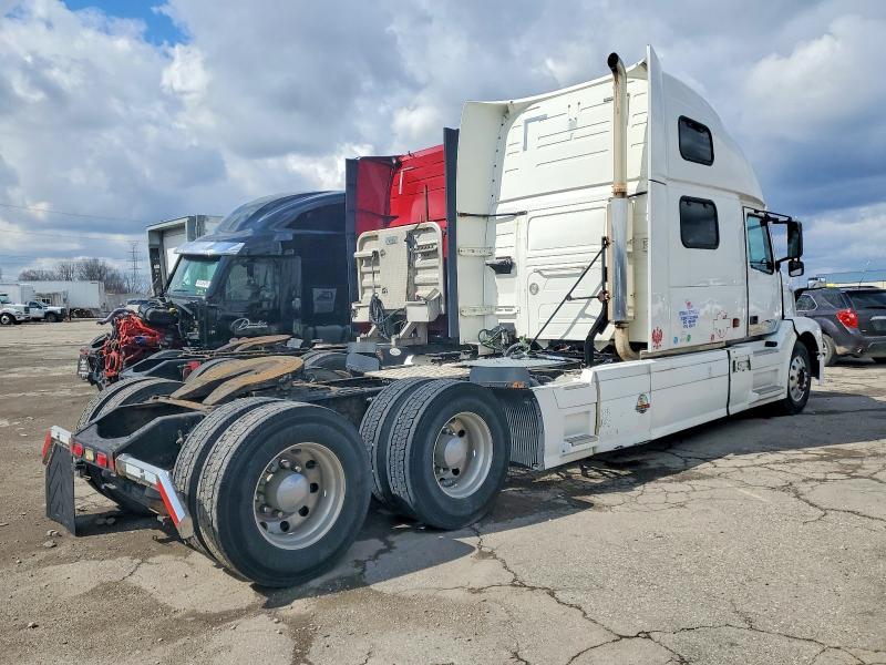 2004 Volv O VNL Semi Truck