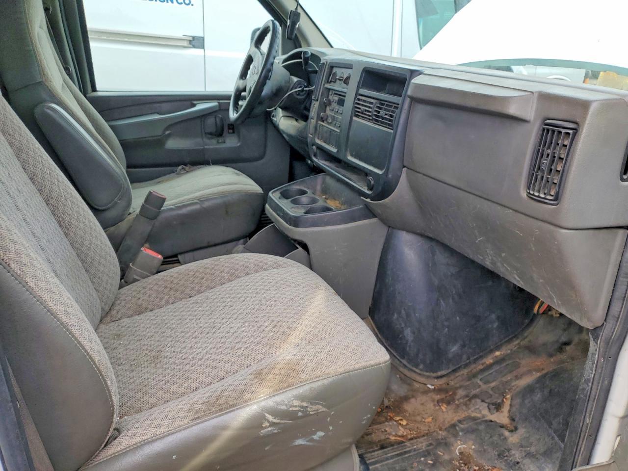 2005 Chevrolet Express Delivery Truck