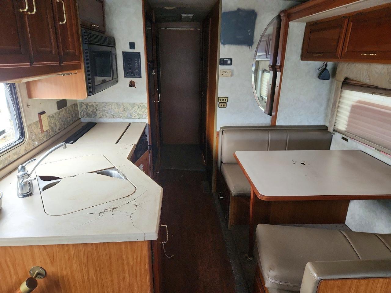 1999 Winnebago Cheiftain RV