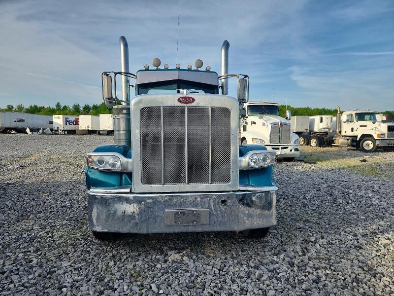 2010 Peterbilt 389 Semi Truck