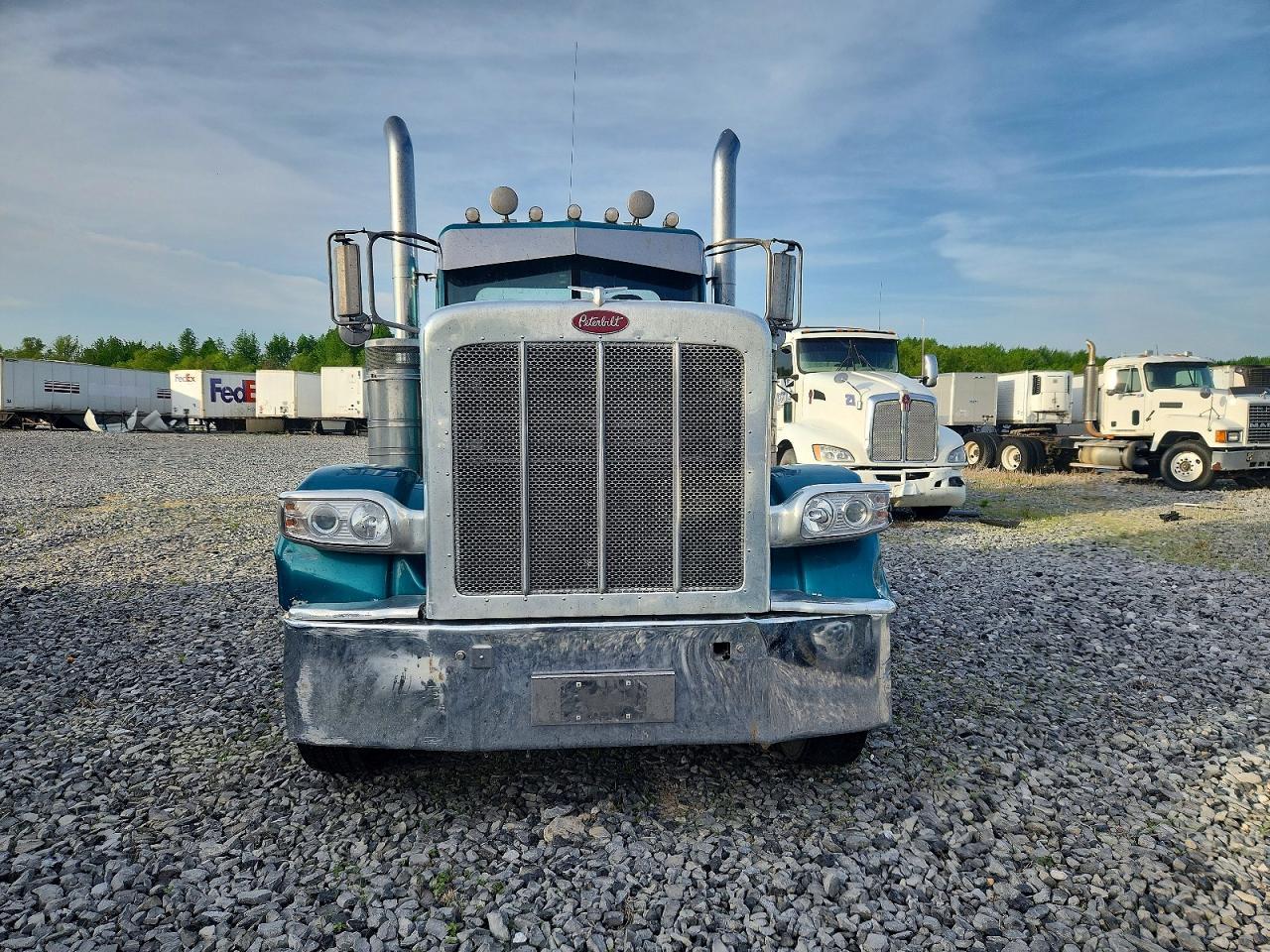 2010 Peterbilt 389 Semi Truck