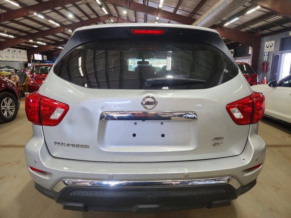 2018 Nissan Pathfinder sv