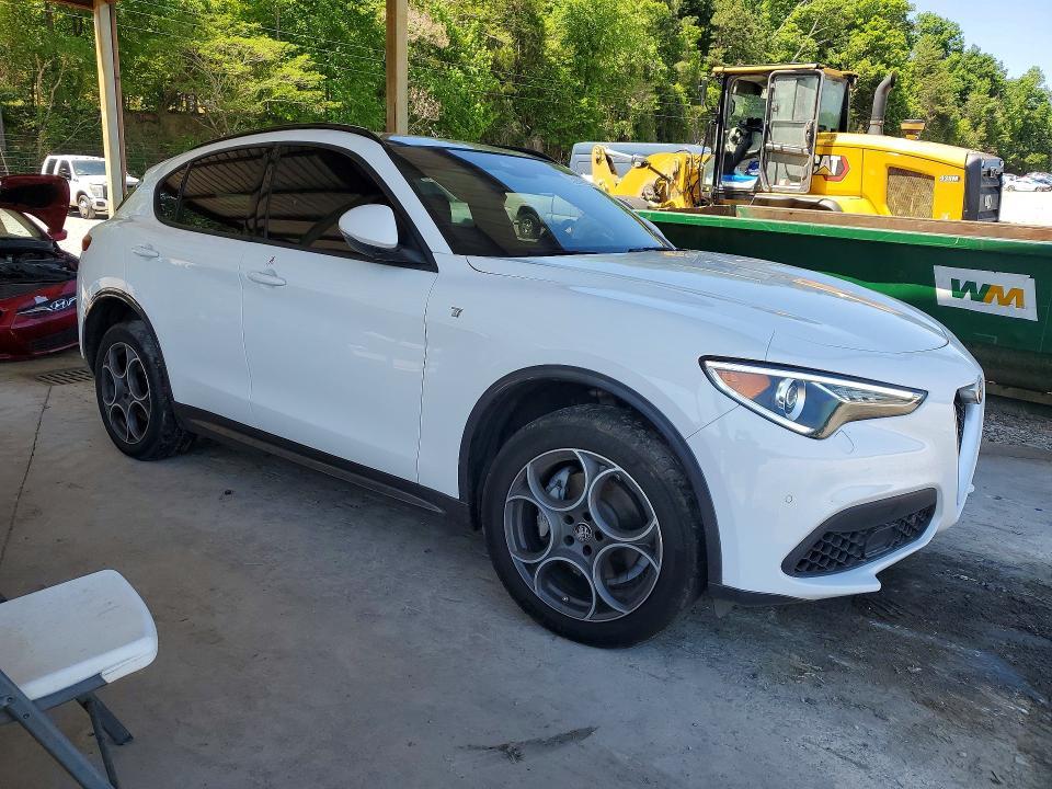 2022 Alfa Romeo Stelvio ti