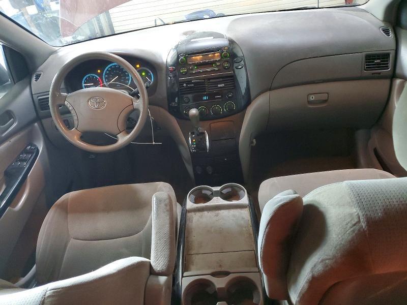 2004 Toyota Sienna le 8 Passenger