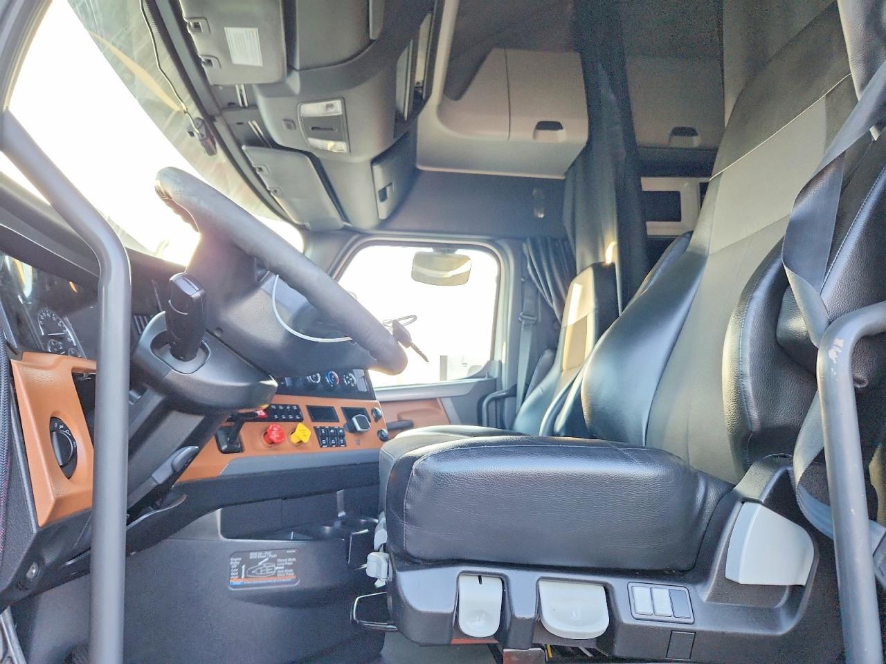 2021 Freigliner 2021 Freightliner Cascadia 126 Semi Truck