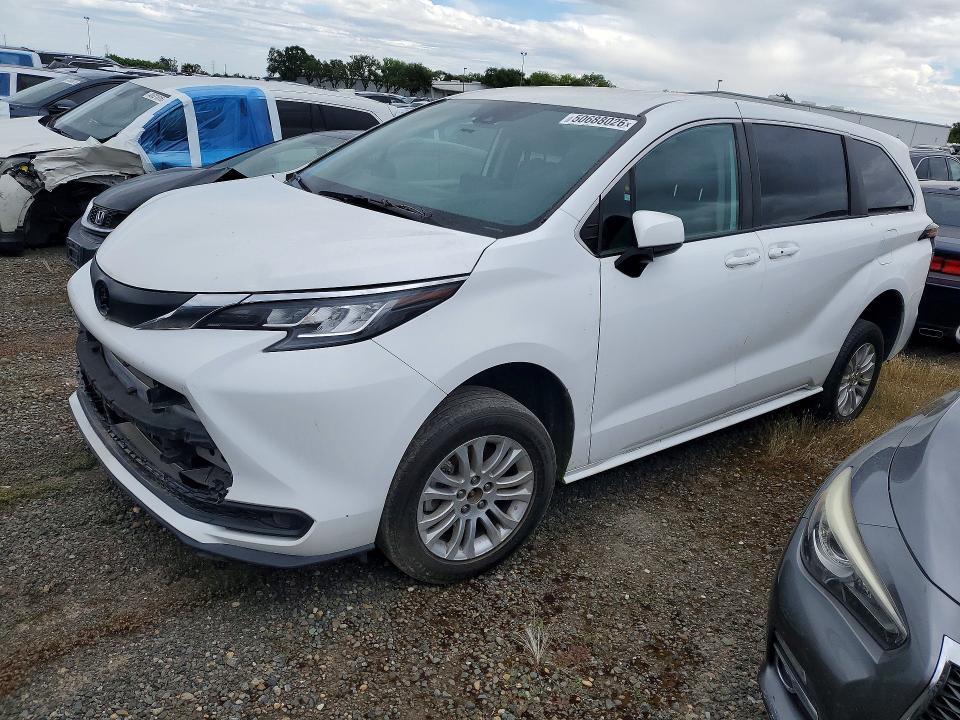 2022 Toyota Sienna le