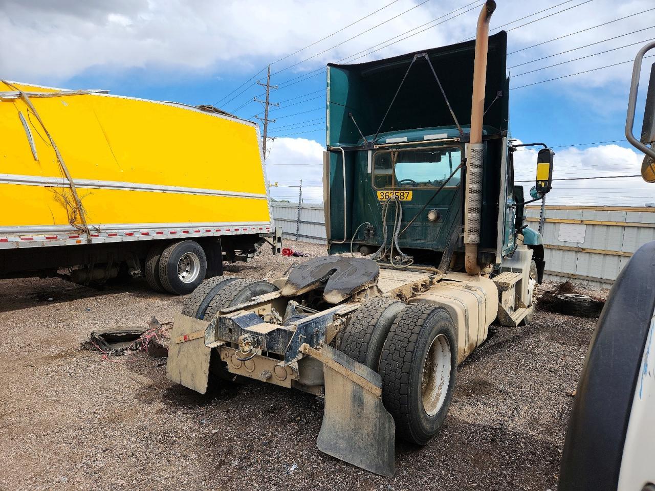 2017 Mack CXU612 Semi Truck