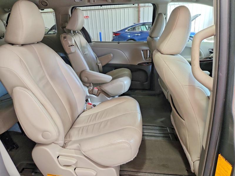 2013 Toyota Sienna xle 8-passenger
